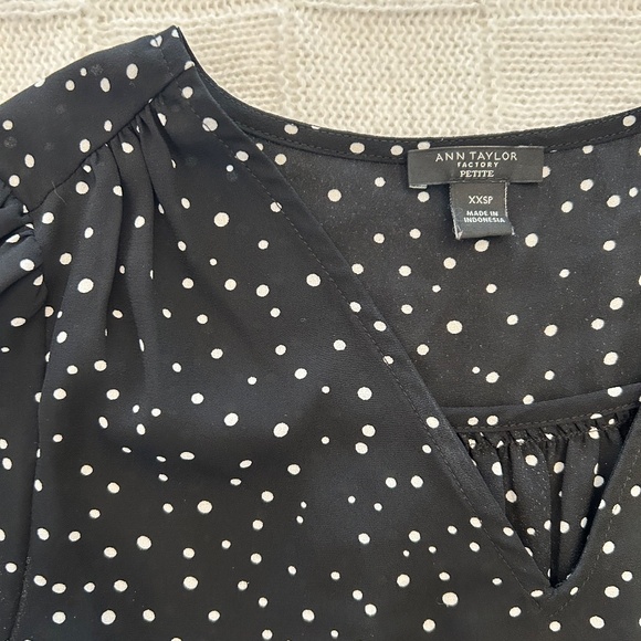 Elastic at the sleeve, short sleeve pull over V-neck blouse - Picture 2 of 4